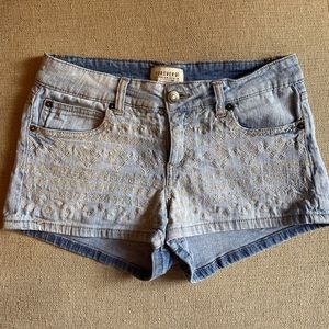 Light Wash Stitching pattern Low Rise Jean Shorts